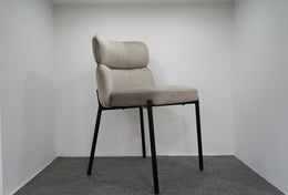 CHAISE STÉPHANY TAUPE / PIEDS NOIR