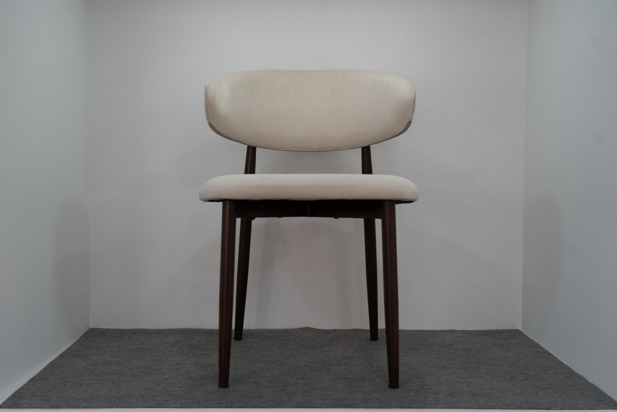 CHAISE LUCILE VELOURS BEIGE / PIEDS NOYER