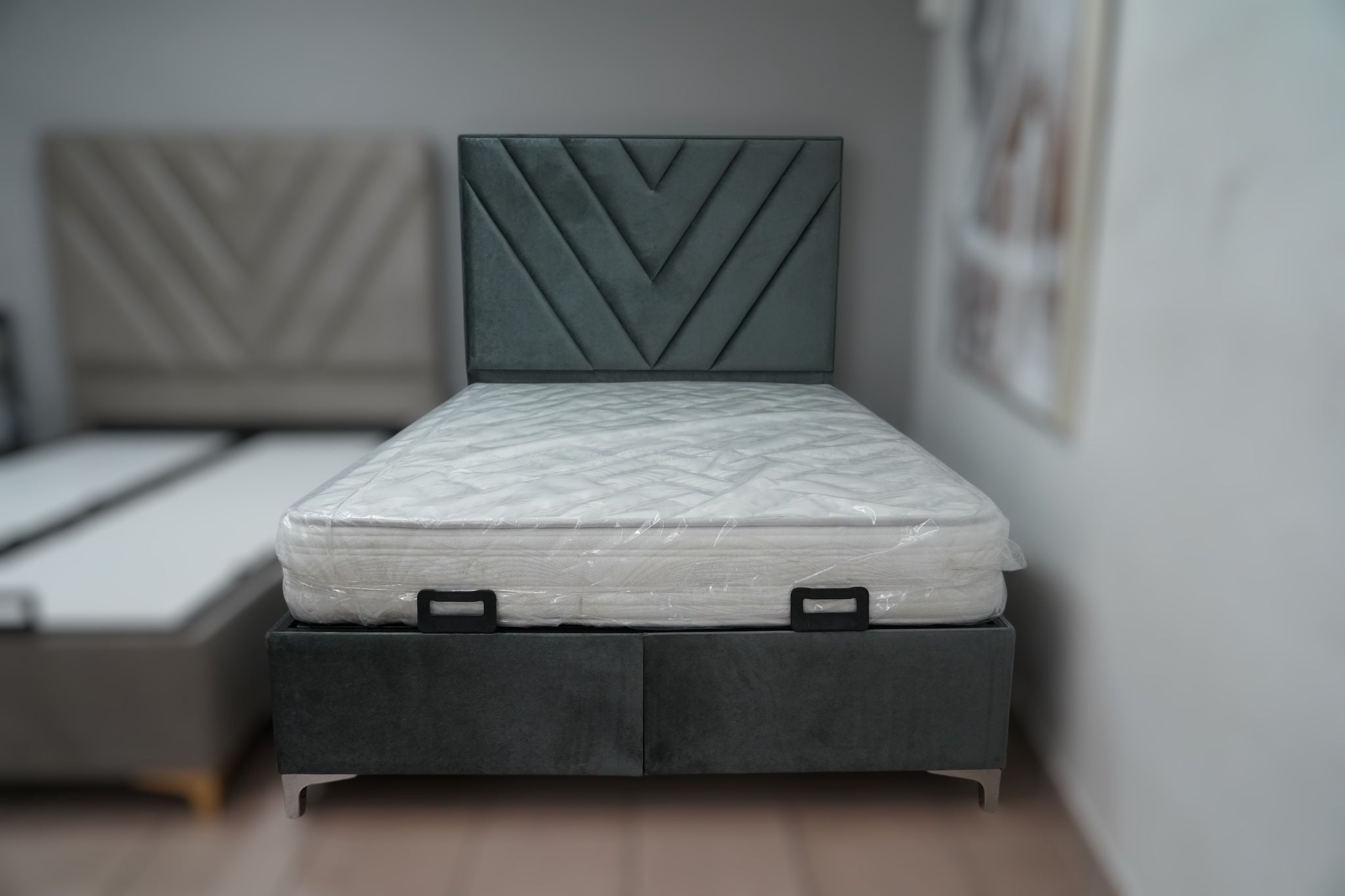 LIT COFFRE ELMAS GRIS / PIEDS ARGENTÉ
