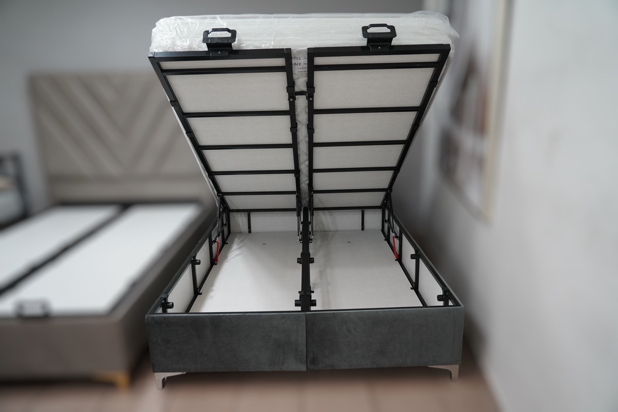 LIT COFFRE ELMAS GRIS / PIEDS ARGENTÉ